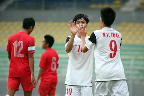 Thắng Hong Kong 5-1, U19 VN tạm chiếm ngôi đầu