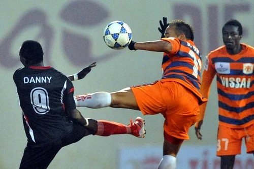 Thi triển kungfu trên sân, Đinh Văn Ta bị treo giò 5 trận