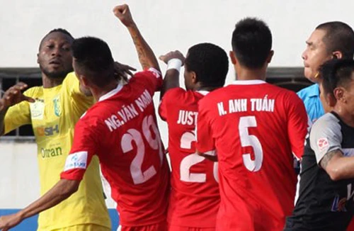 Được giảm án, hậu vệ Văn Nam thoát cảnh treo giò đến hết giải