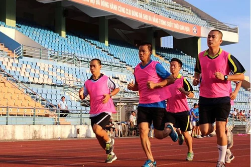 2 trọng tài và 5 trợ lý trọng tài bị trượt thể lực