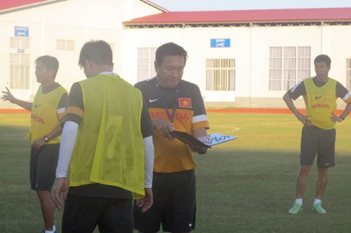 “Song” Hùng nghỉ tập, HLV Hoàng Văn Phúc luyện quân trong âu lo