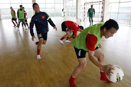 Tuyển VN chân đi tất, tập bóng ném trong nhà futsal