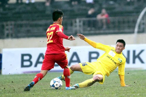 Treo giò hết năm đối với cầu thủ đá gãy chân đồng nghiệp