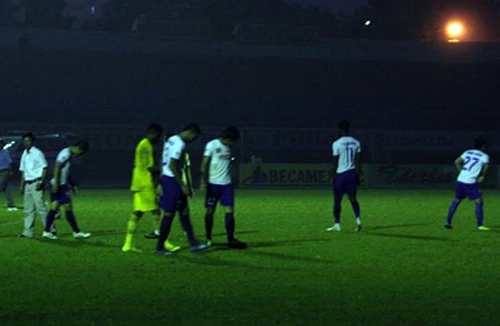 Sân Bình Dương bị cảnh cáo vì 4 lần để mất điện trong một trận đấu