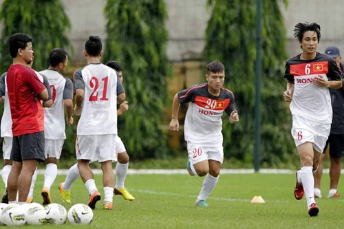 Quyền HLV trưởng Nguyễn Văn Sỹ lo ngại cho thể lực của ĐTVN