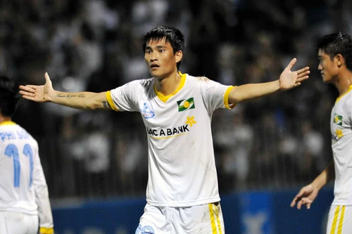 Công Vinh phủ nhận tranh đá phạt với đàn em