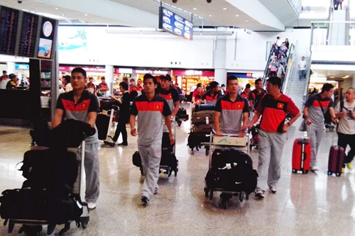 Đến Hong Kong, Tuyển VN ra sân tập ngay