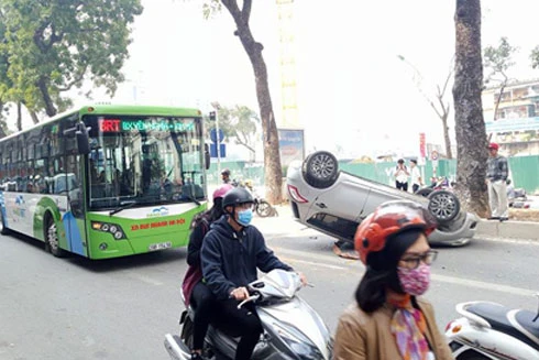 Hà Nội: Xe ô tô 4 chỗ lật ngửa giữa đường, 2 mẹ con thoát chết