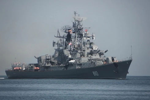 [ẢNH] Khu trục hạm "đồ cổ" Nga đột nhập khu vực bắn đạn thật của hải quân NATO