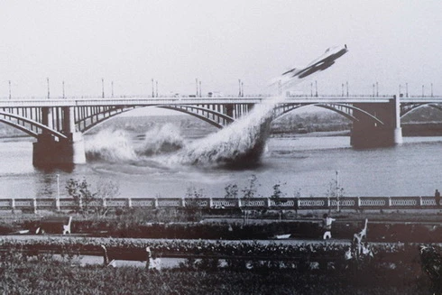 Màn trình diễn không thể táo bạo hơn của phi công tiêm kích MiG-17