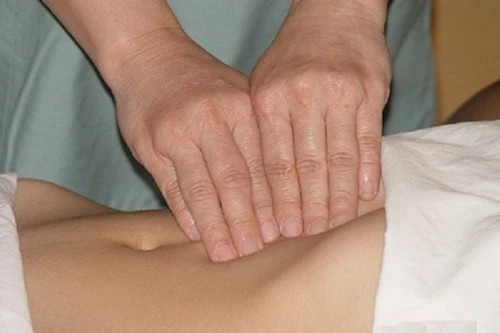 Giả vờ mát-xa, ông già 63 tuổi quấy rối tình dục thanh niên 18