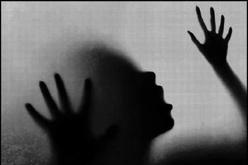 Giả vờ là trai trẻ để làm quen và cưỡng hiếp bé gái