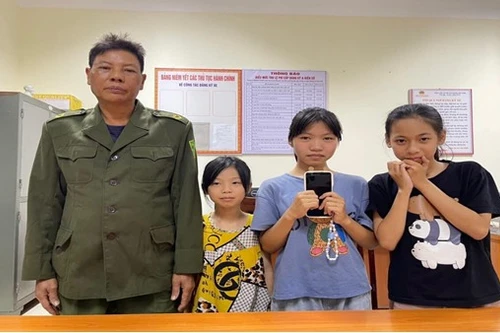 3 em học sinh ở huyện Ba Vì nhặt được điện thoại đã tìm, trả lại người đánh rơi