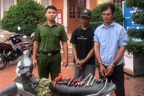 Từ biểu hiện nghi vấn của hai gã đàn ông, lộ hành vi phạm pháp