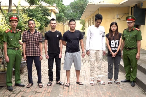 Bắt cóc 'con nợ' đưa về nhà nghỉ, dùng dùi cui điện đánh ép trả tiền