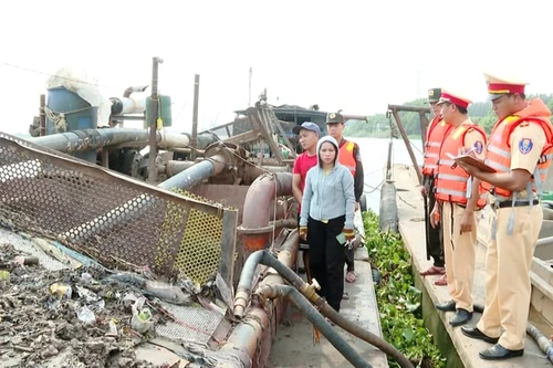 Bắt quả tang 4 tàu đang khai thác cát trái phép trên sông Đáy
