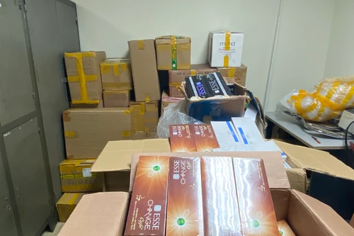 Từ chiếc ô tô chuyển phát nhanh, phát lộ đường dây buôn thuốc lá lậu