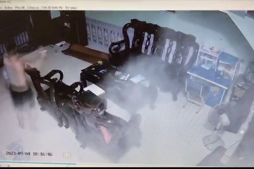 Nam thanh niên tẩm xăng định đốt nhà người yêu 