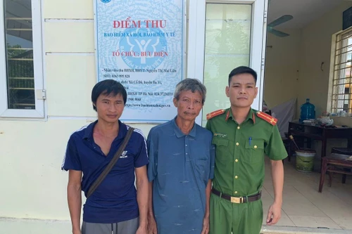 Công an xã Cổ Đô giúp người đàn ông U60 có bệnh lý, đi lạc trở về với gia đình