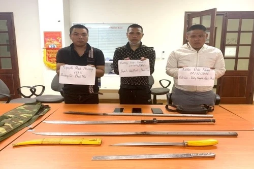 Bắt nhóm thanh niên vác hung khí đi gây rối