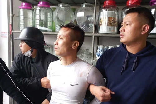 Đối tượng 'ngáo đá' cố thủ trên nóc nhà, chống trả lực lượng Công an