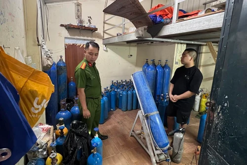 Thu giữ 63 bình khí N2O trong ngôi nhà trọ
