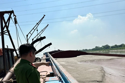 Bắt quả tang tàu khai thác cát trái phép trên sông Hồng 