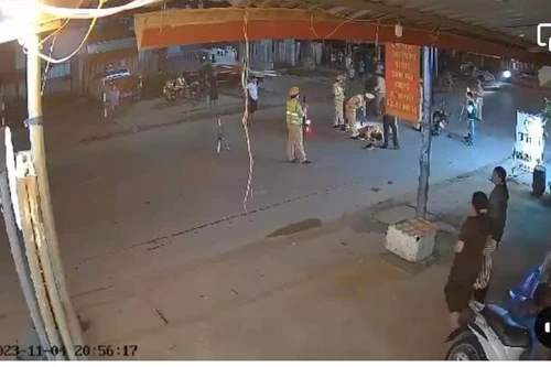 Hai thanh niên đi xe máy lao thẳng vào chiến sỹ Cảnh sát giao thông 