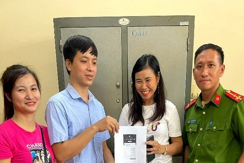 Người phụ nữ phấn khởi nhận lại 100 triệu đồng...chuyển khoản nhầm