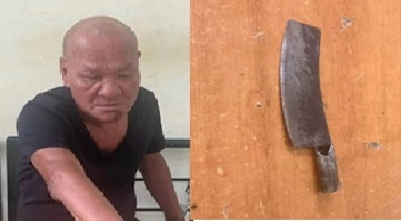 Tạm giữ người đàn ông phi dao vào xe ô tô trên đường Nguyễn Văn Cừ