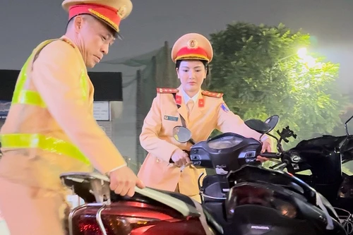 Những 'bóng hồng' của Công an Hà Nội cùng đồng đội xuyên đêm xử lý vi phạm nồng độ cồn