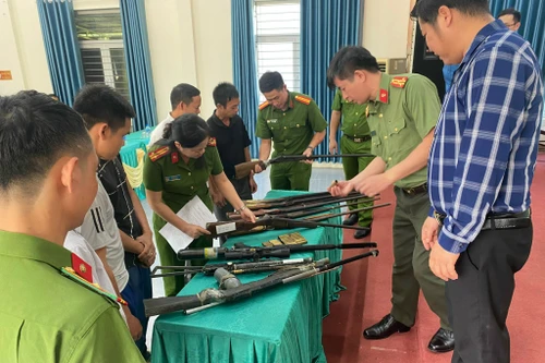 “Đi từng ngõ, gõ từng nhà” vận động nhân dân giao nộp vũ khí, vật liệu nổ 