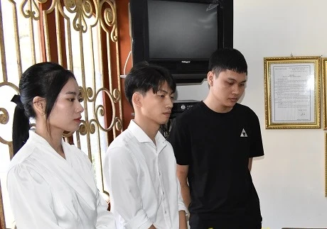 Dụ dỗ người dân làm thẻ ngân hàng rồi bán lại giá 500.000 đồng