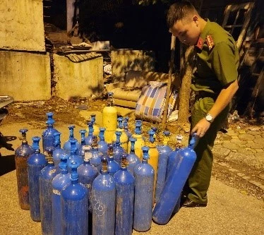 Đột nhập nhà kho, phát hiện 150 bình "khí cười" không rõ nguồn gốc