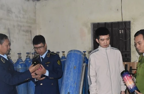 Mua trôi nổi khí N2O, sang chiết trái phép rồi bán cho các quán bar, karaoke