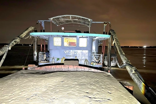 Phát hiện phương tiện khai thác cát trái phép trên sông Hồng