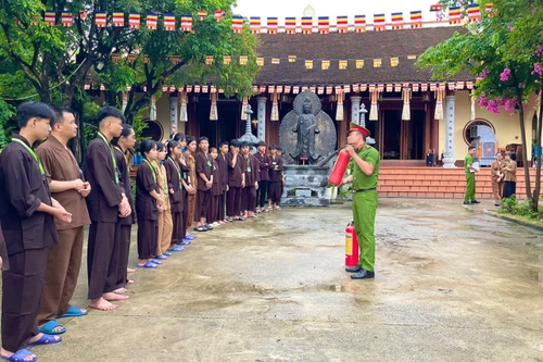 Tuyên truyền PCCC cho học viên khoá tu mùa hè tại các chùa