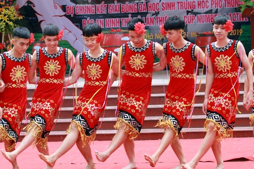 [ẢNH] Cầu thủ trường Ngô Sỹ Liên mặc váy múa "Chiều lên bản Thượng"