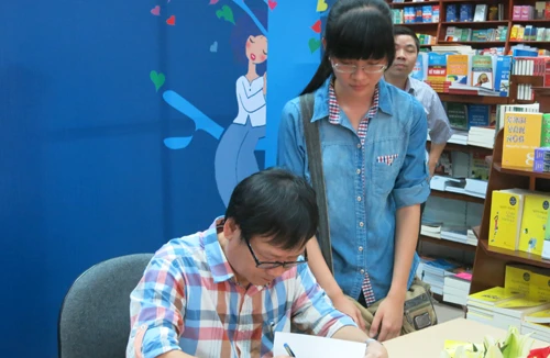 Nhà văn Nguyễn Nhật Ánh ký tặng sách độc giả Thủ đô