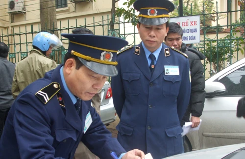 Hơn 90% ô tô dừng đỗ trái phép vì thiếu chỗ