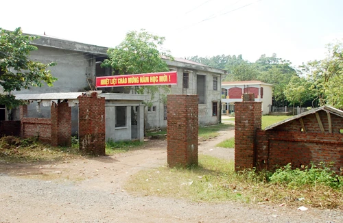 Xây trường rồi bỏ hoang: Ba năm vẫn một chỗ này