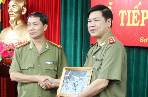 Tiếp nhận kỷ vật Công an nhân dân