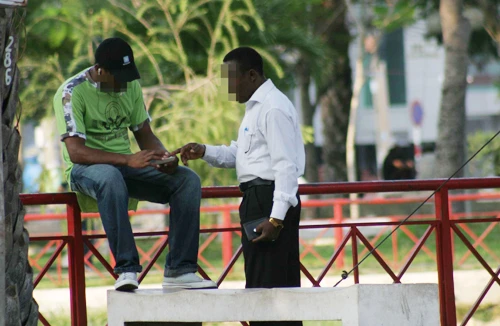 "Quý bà" mua dâm và những biến thái quái đản ở phố “trai gọi” gốc Phi