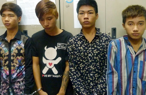 Chặn đường học sinh, cướp mũ “hàng hiệu”