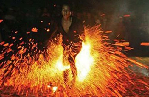 Độc đáo lễ hội nhảy lửa 