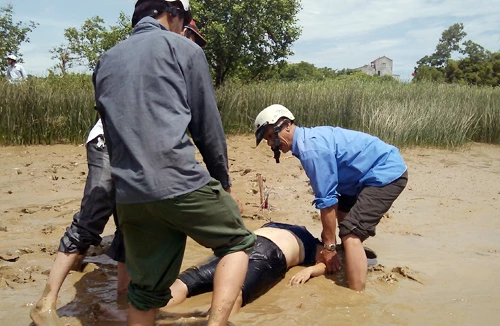 Một phụ nữ nhảy sông tự tử