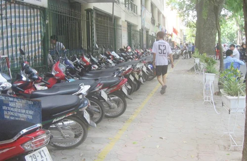 Bệnh viện Mắt trung ương: Dồn áp lực ùn tắc... ra đường!