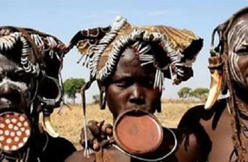 Kiểu làm đẹp kỳ quái của phụ nữ Ethiopya