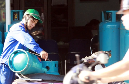 Tăng giá các mặt hàng cơ bản: Sức ép nặng nề