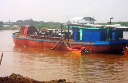 Xuyên đêm bắt tàu hút trộm cát